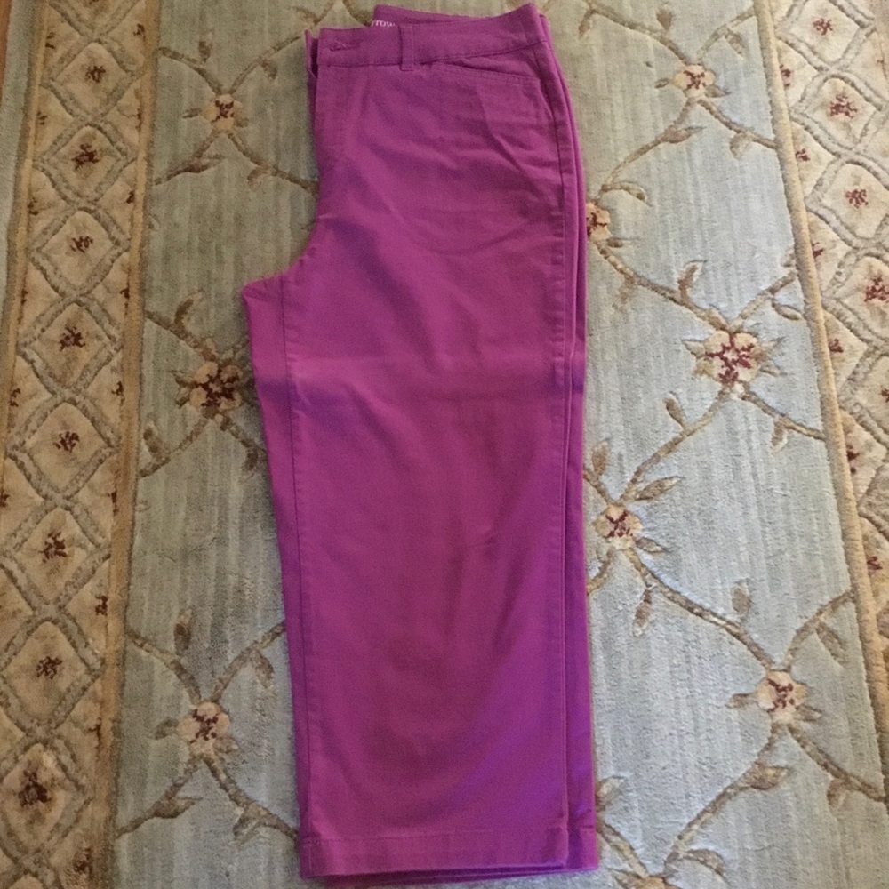 Women’s Croft & Barrow Grape Capris